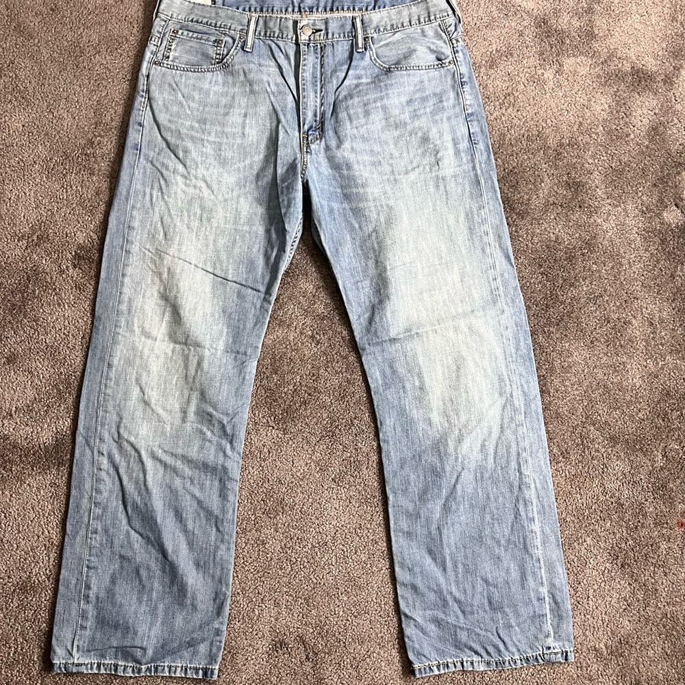 Mens Levi’s 569 light/medium wash denim size 38x32